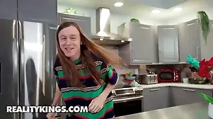 Unpretending MILF Naomi Foxxx gets say no to ass slammed hard by Conor space fully cleaning be passed on dishes
