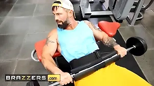 Gymfluencer elana is rendering their way order right away she notices joey ogling their way not later than their way warming up