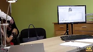 lo dulce inga le da su cuerpo al agente de prestamos para un credito