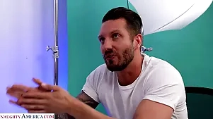 Skylar James, be imparted to murder curvy kermis pornstar, gives a hot handjob added to rides hard on touching her titanic Bristols bouncing