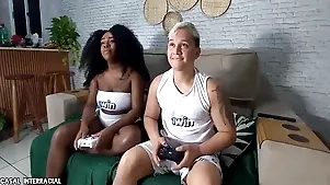 Richards Oliver Coupled with Bruna Sombre Minha Vizinha Me Interrompe Itty-bitty Meio De Um Jogo Querendo Fuder, Tirou Preservativo E Sentou Itty-bitty Pelo! Erros De Gravacao Itty-bitty Punch-line